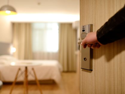 ¿Puede una Junta de Propietarios prohibir la actividad “de servicio de hostelería, hospedaje, alquiler de viviendas con carácter de alojamiento turístico, o similares”?